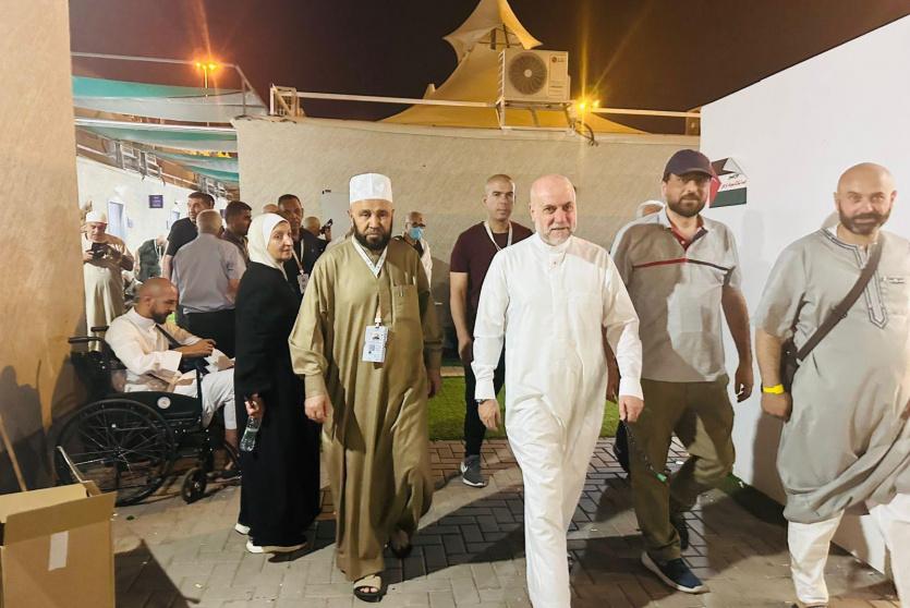 قاضي القضاة ووزير الأوقاف يتفقدان حجاج دولة فلسطين في مشعر منى