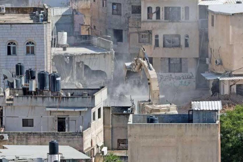 الاحتلال يهدم مباني خلال عدوانه على طولكرم