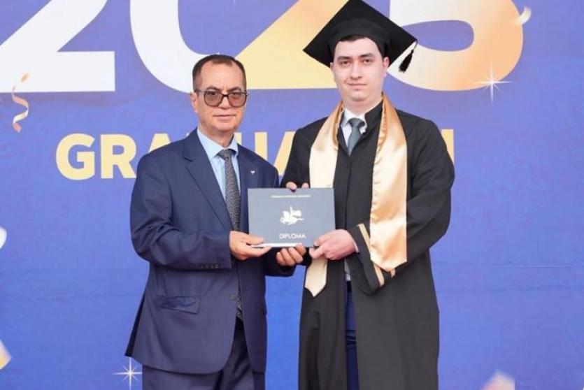 السفير أبو زيد خلال حفل التخرج في كازاخستان 