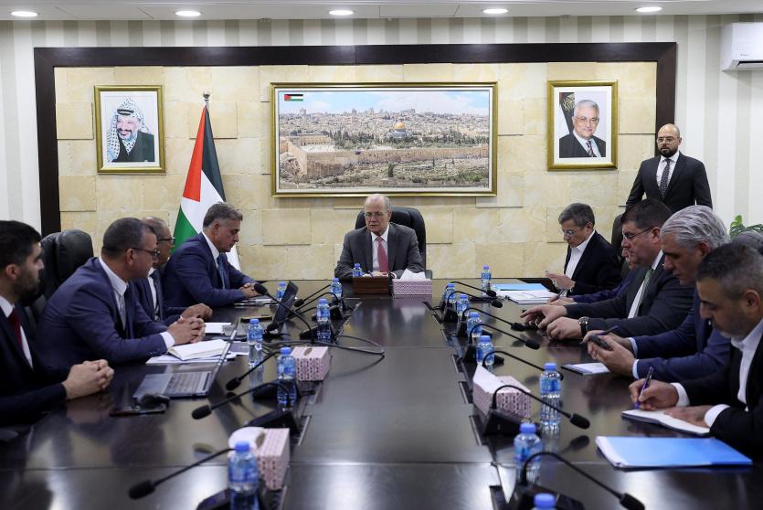 رئيس الوزراء يبحث مع محافظ سلطة النقد إجراءات لمعالجة تكدس عملة الشيقل