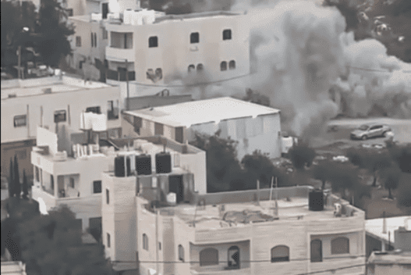 خلال تفجير المنزل