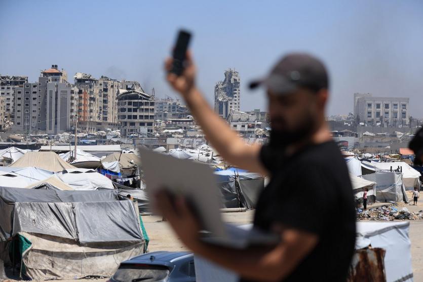 مواطن يحاول الاتصالات بالانترنت لكن دون جدوى -تعبيرية-