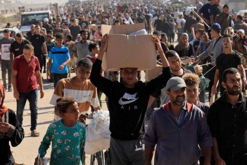 مواطنون يحصلون على مساعدات إنسانية في غزة -ارشيف-