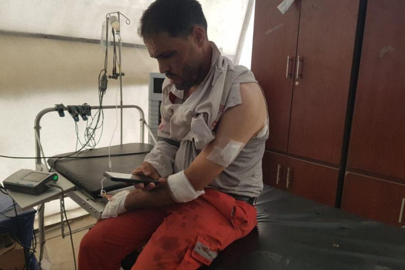 أحد المسعفين المصابين