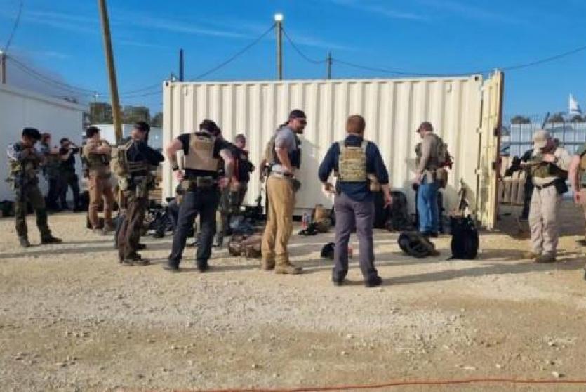 موظفون يعملون في المؤسسة