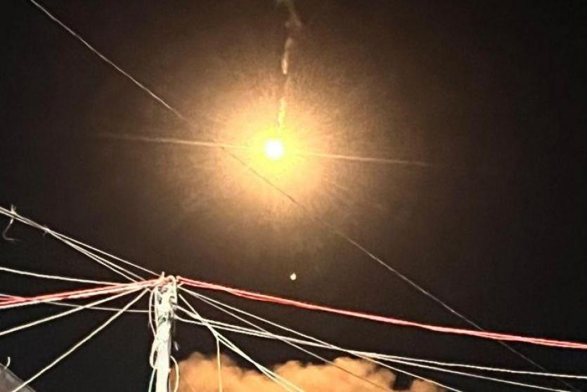 الاحتلال يلقي قنابل على غزة -أرشيف-