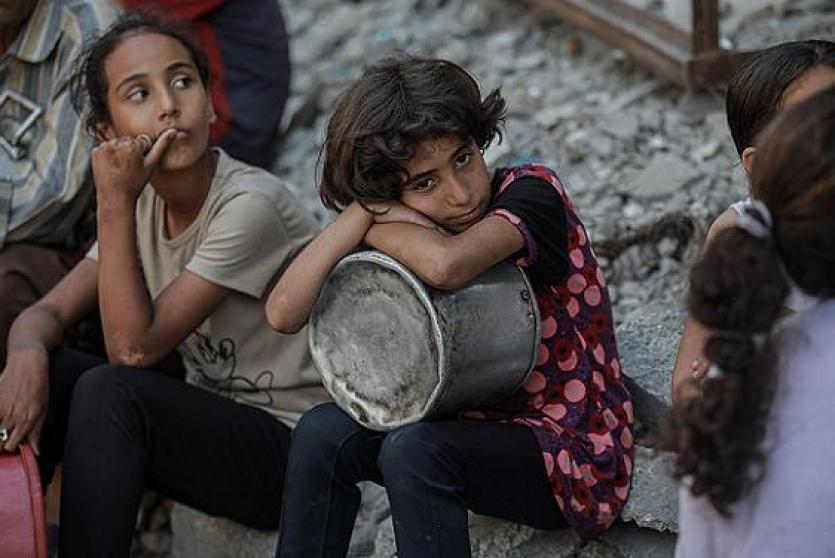 طفلة تنتظر الحصول على طعام في غزة - ارشيفية