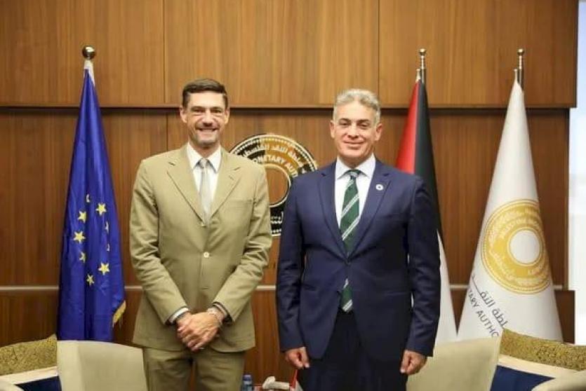 محافظ سلطة النقد يبحث مع رئيس بعثة الاتحاد الأوروبي التعاون المالي وتحديات القطاع المصرفي