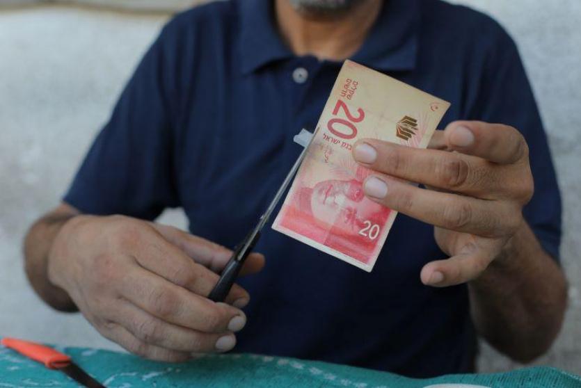 النقد أصبح سلعة نادرة في غزة