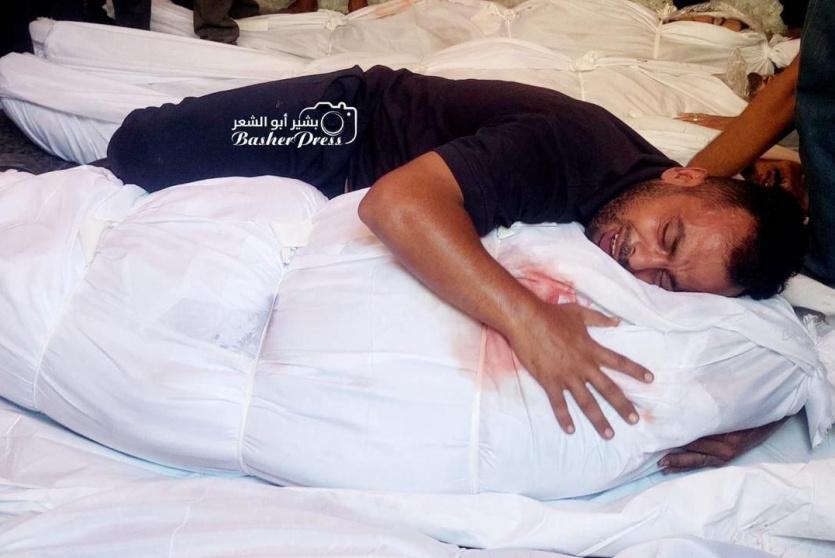 مواطن يودع عائلته التي استشهدت بقصف إسرائيلي