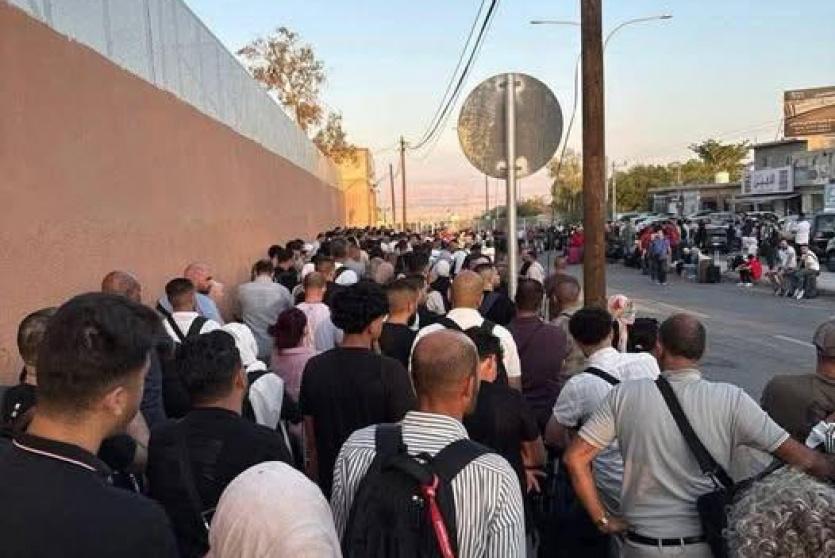 بعد شكاوى المسافرين.. وزير الداخلية الأردني يوعز بحلول لتخفيف الازدحام على جسر الملك حسين