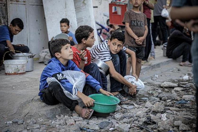 أطفال في غزة ينتظرون الحصول على الطعام - ارشيف