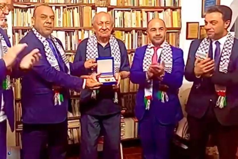 الرئيس يمنح الشاعر الفنزويلي غوستافو بيريرا  وسام الثقافة والعلوم والفنون لدعمه القضية الفلسطينية 