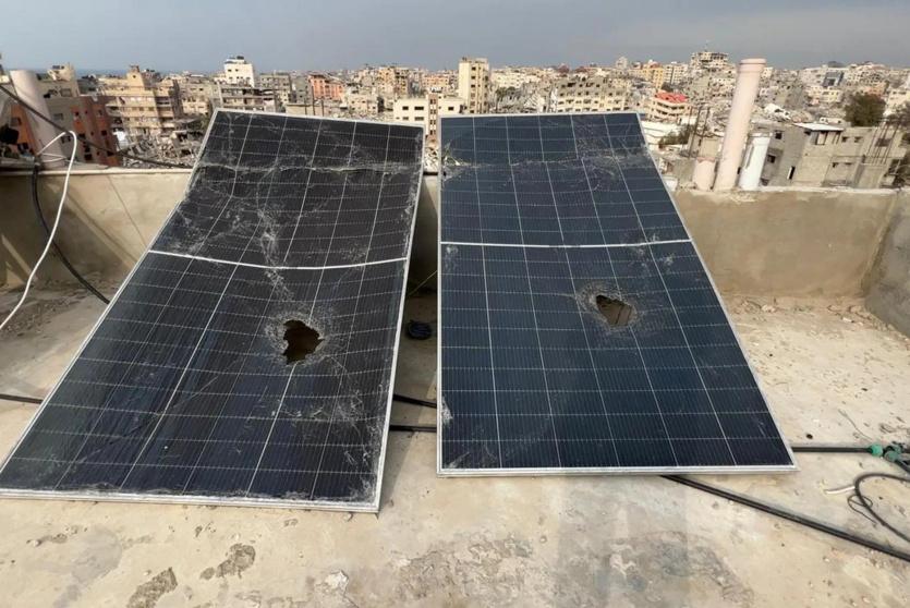 ألواح طاقة على سطح بناية سكنية في غزة
