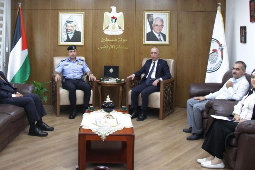 سلطة الاراضي تسلم مرسوماً بتخصيص ارض لصالح الشرطة في بيت لحم