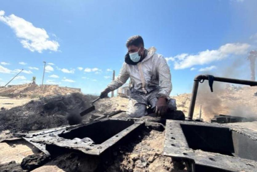 شاب يعمل في إنتاج السولار الصناعي في غزة 