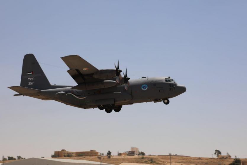 طائرة تنفذ انزالات جوية في غزة