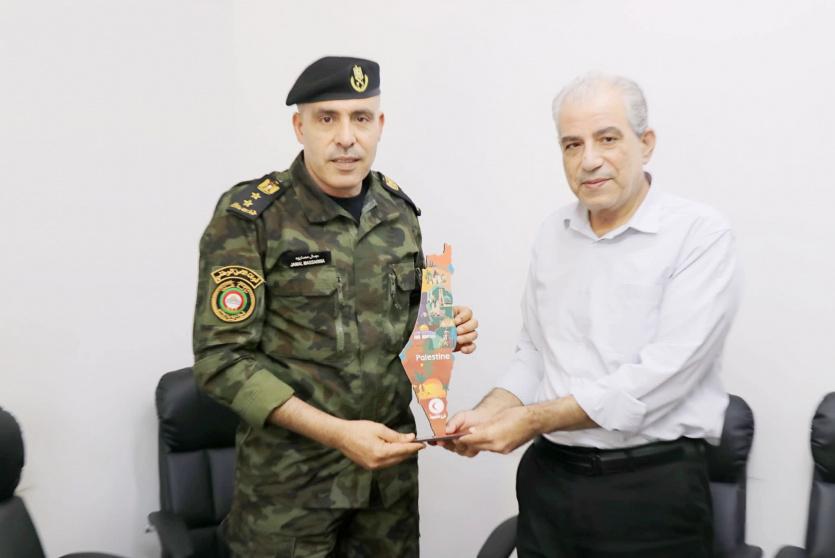 قوات الأمن الوطني في قلقيلية تزور جمعية الهلال الأحمر الفلسطيني