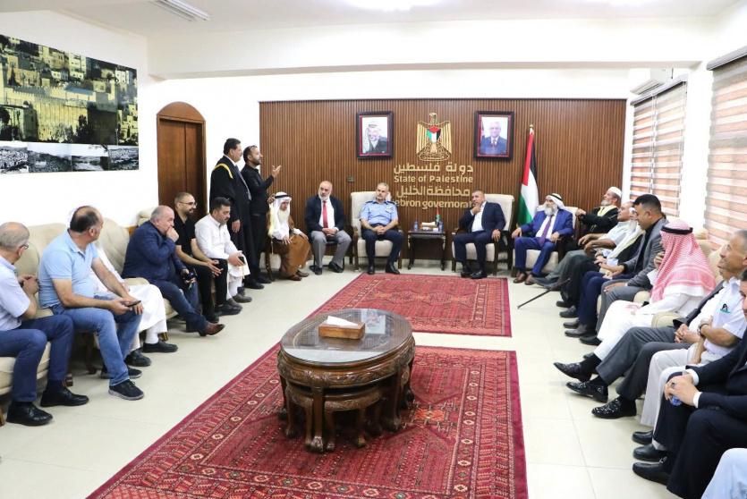 محافظ الخليل يستقبل وفداً من مجلس عائلة الشويكي وعدد من رجال العشائر ووجهاء المحافظة