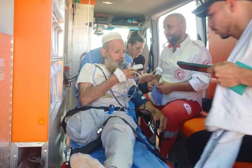 نقل المسن الجريح إلى المستشفى 