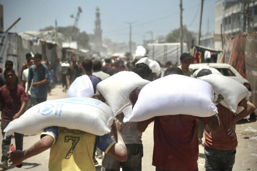 مواطنون يحصلون على مساعدات إنسانية في غزة -ارشيف-