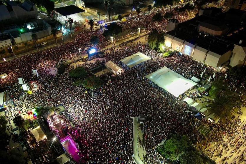 تظاهرة إسرائيلية ضخمة في تل أبيب تطالب بصفقة شاملة تتضمن وقف الحرب 