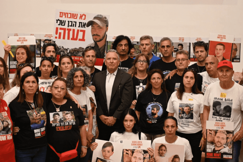 ويتكوف مع عائلات الأسرى الإسرائيليين - ارشيف