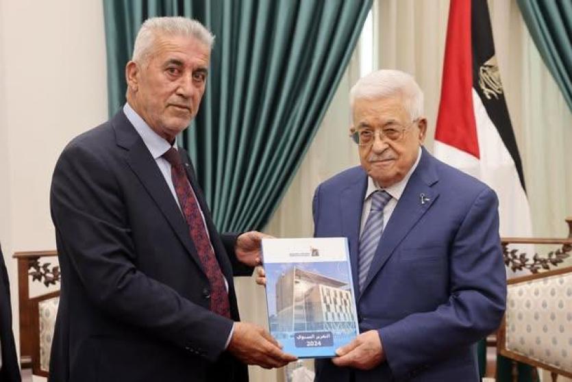 الرئيس خلال تسلمه التقرير