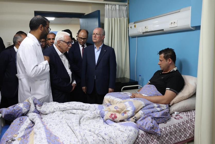 مصطفى يعود الجرحى من أبناء شعبنا في مستشفى العريش العام