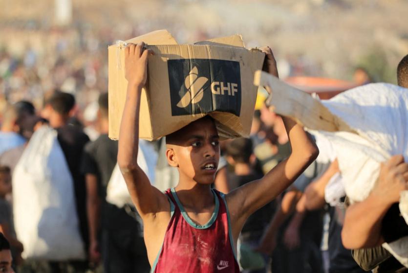 مواطن يحصل بصعوبة على مساعدات أمريكية في غزة