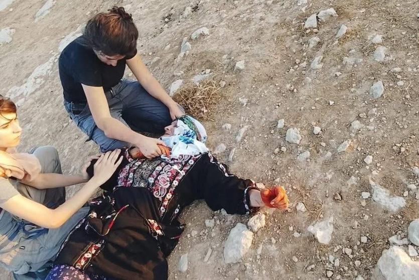 إصابة مواطنين ومتضامنين أجانب في هجوم مستوطنين على مسافر يطا