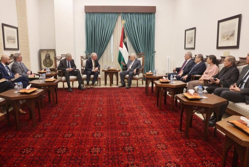 الرئيس عباس يستقبل عضوَي مجلس الشيوخ الأميركي السيناتور كريس فان هولن والسيناتور جيف ميركلي