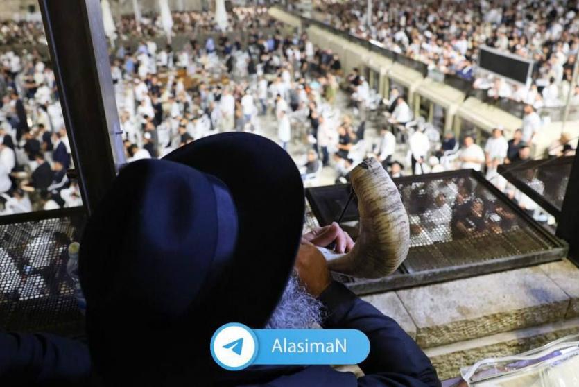 مستوطن ينفخ في البوق بالمسجد الأقصى