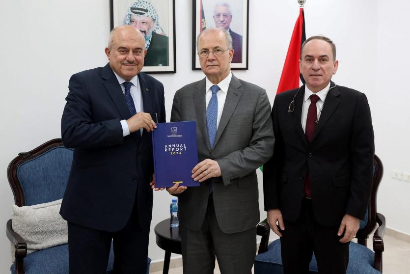 خلال تسليم التقرير السنوي