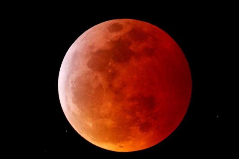 خسوف كلي للقمر في سماء فلسطين غدا الأحد