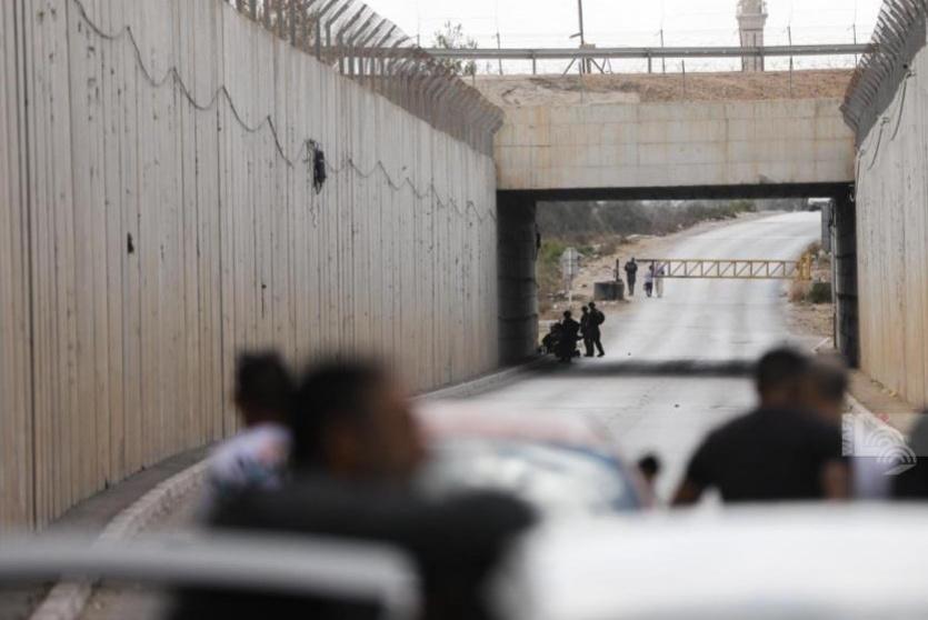 قوات الاحتلال تغلق المدخل الرئيس لبلدة بدو المؤدي إلى بلدات وقرى شمال غرب القدس