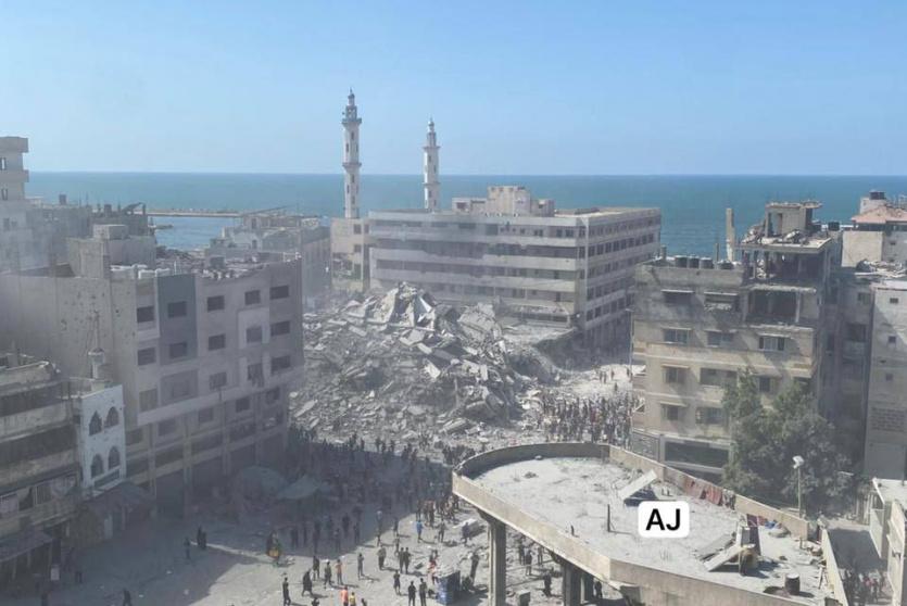 شاهد: الاحتلال يدمّر برج الغفري في منطقة الميناء غرب مدينة غزة