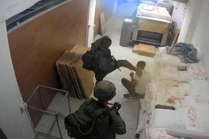 قوات الاحتلال تعتدي على الشاب عبد الهادي المشارقة 