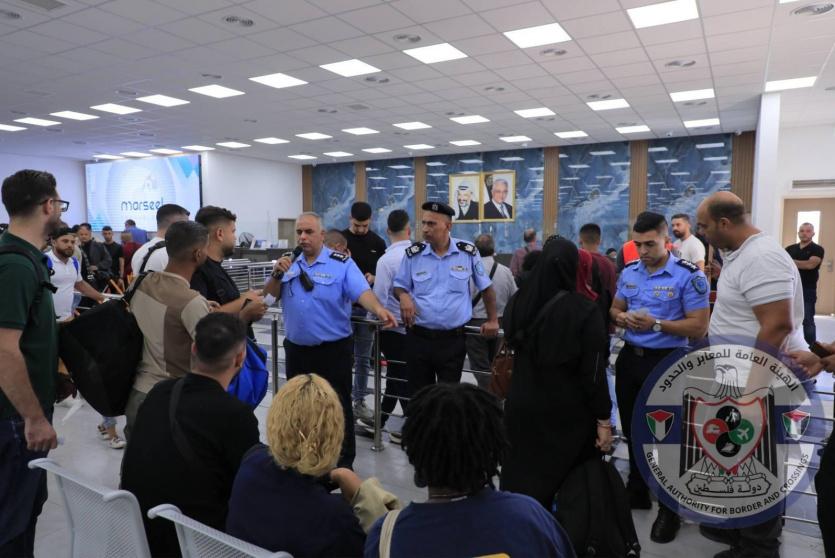 مسافرون عبر معبر الكرامة - ارشيف