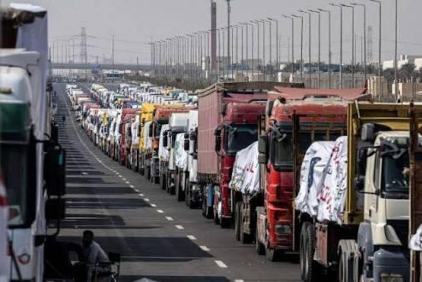 مساعدات إنسانية تنتظر الدخول إلى غزة -صورة ارشيفية-