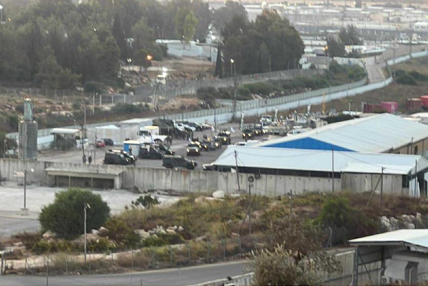 حشود لقوات الاحتلال بساحة سجن 