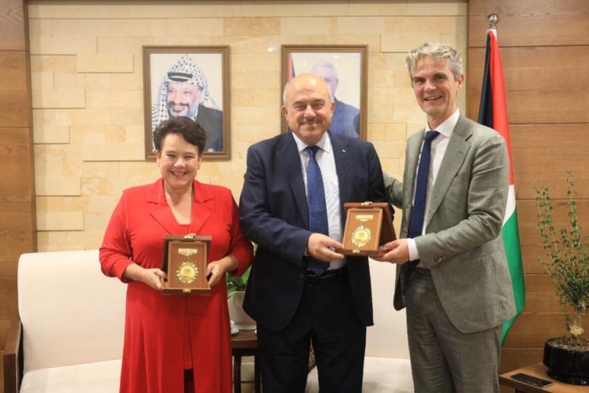 حجاوي يبحث مع اتحاد البلديات الهولندية استمرار دعم قطاع الحكم المحلي