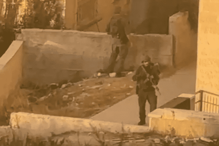 الاحتلال يعتقل مواطنا بعد محاصرته بناية سكنية في حي أم الشرايط بالبيرة