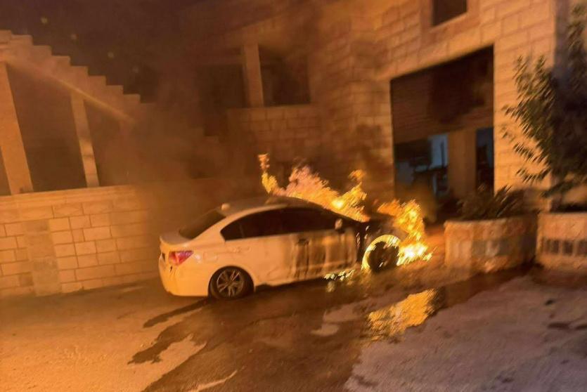 مركبة أحرقها المستوطنون في البلدة