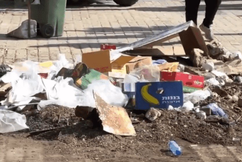 جانب من تدمير أحد الأكشاك