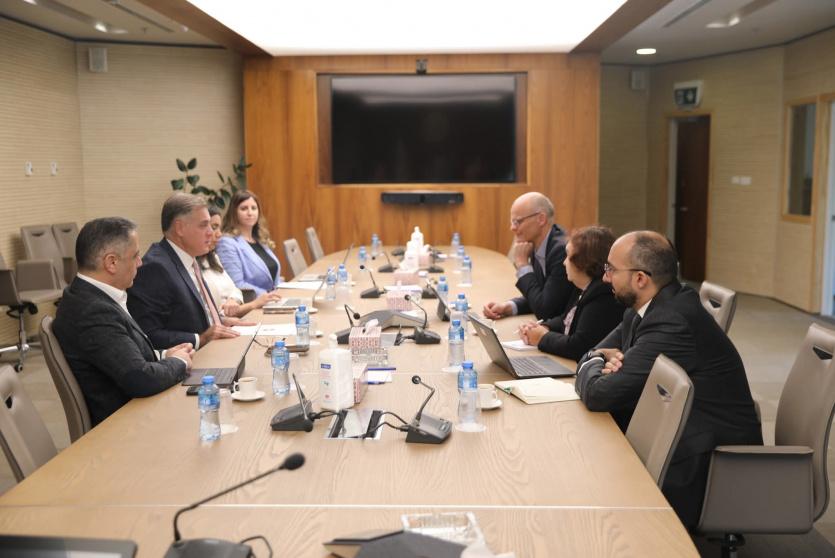 محافظ سلطة النقد والبنك الدولي يبحثان تعزيز التعاون في مجالات الاستقرار المالي