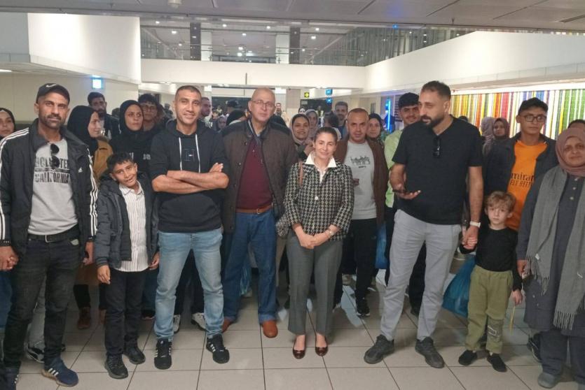 المواطنين العالقين مع طاقم السفارة