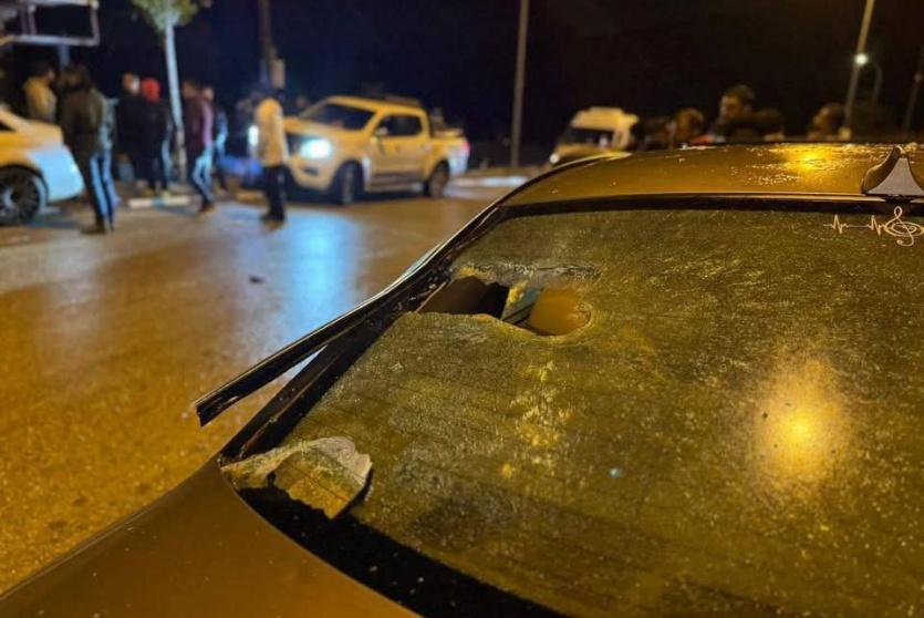 جانب من اعتداء المستعمرين على مركبات المواطنين في سنجل