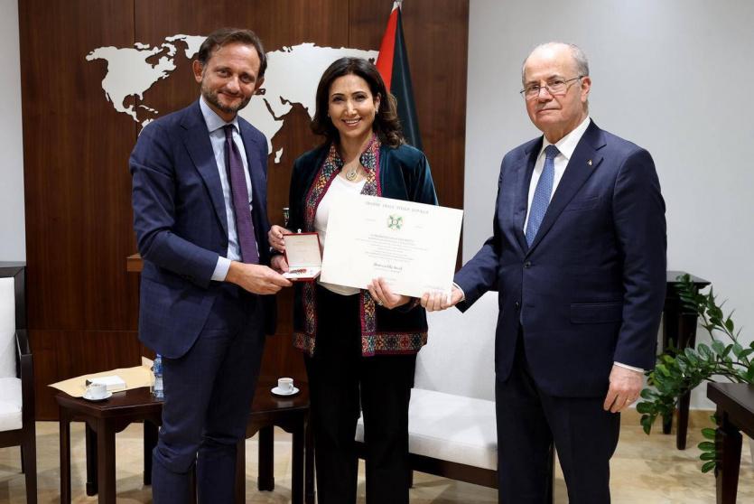 عوض تتقلد وسام نجمة إيطاليا الكبرى