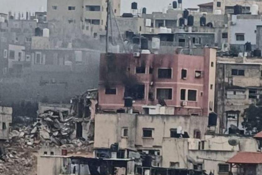 الاحتلال يحرق منزلا في مخيم نور شمس وسط حصار متواصل لليوم 294